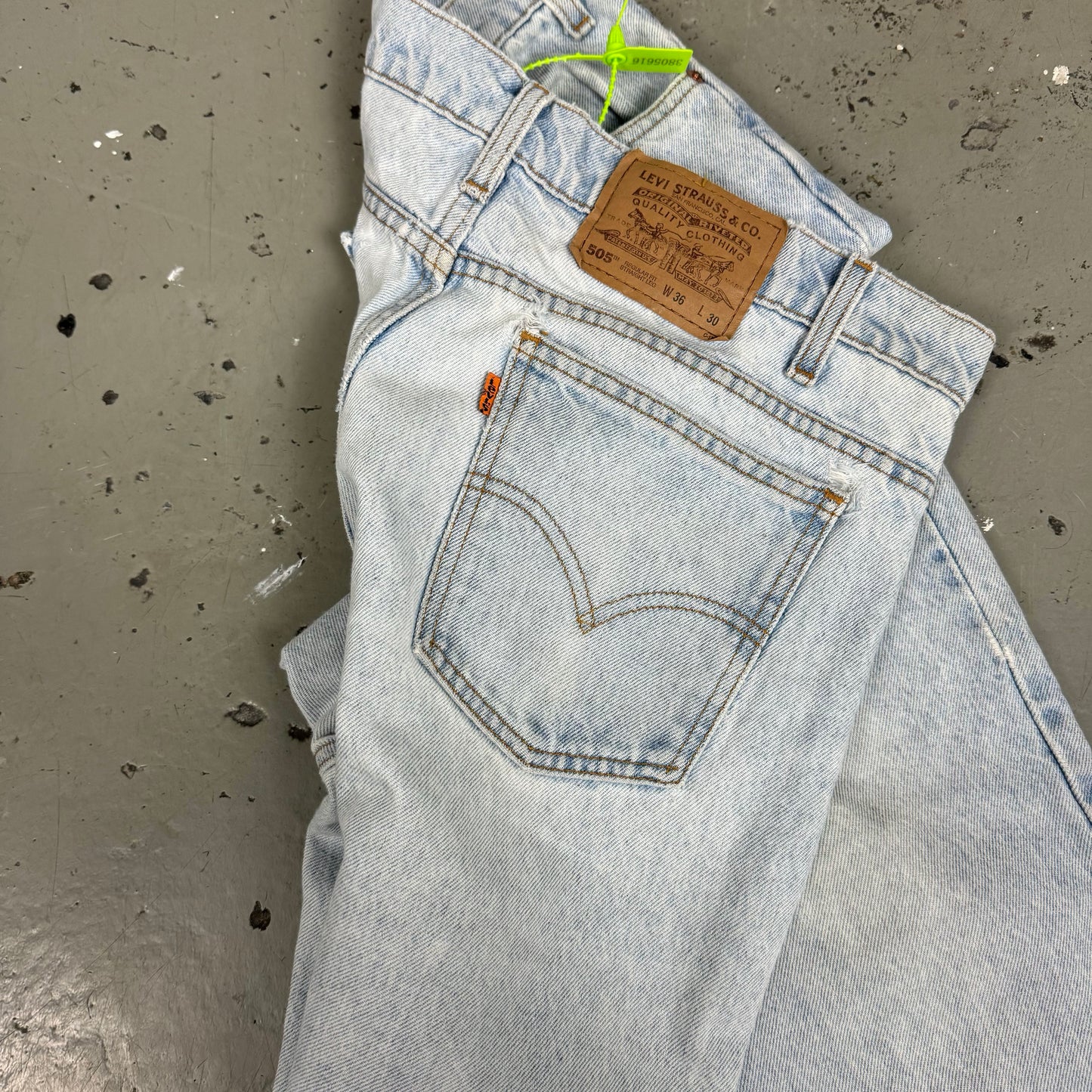 505’s LEVIS LIGHT WASH - 36X30