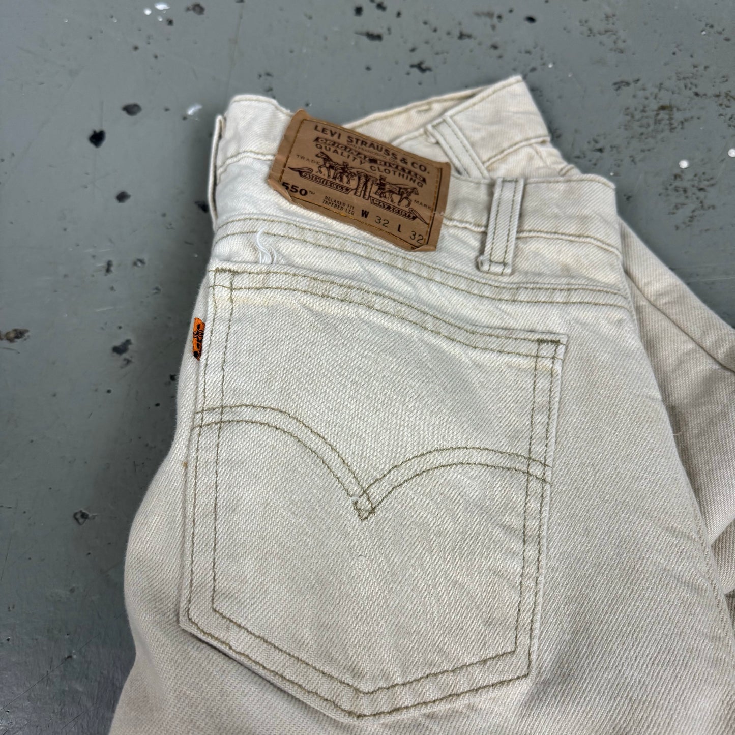 CREAM ORANGE TAG LEVIS - 32 X 32